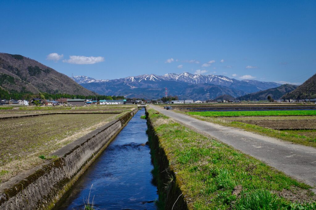 RICOH GRⅢ 福井県勝山市あたりから見た小川の景色　正面に見えるのがスキージャム勝山と経ヶ岳