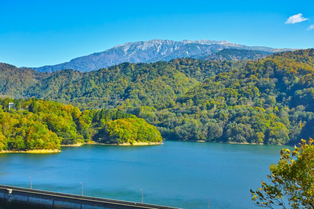 薬師岳と有峰ダム湖