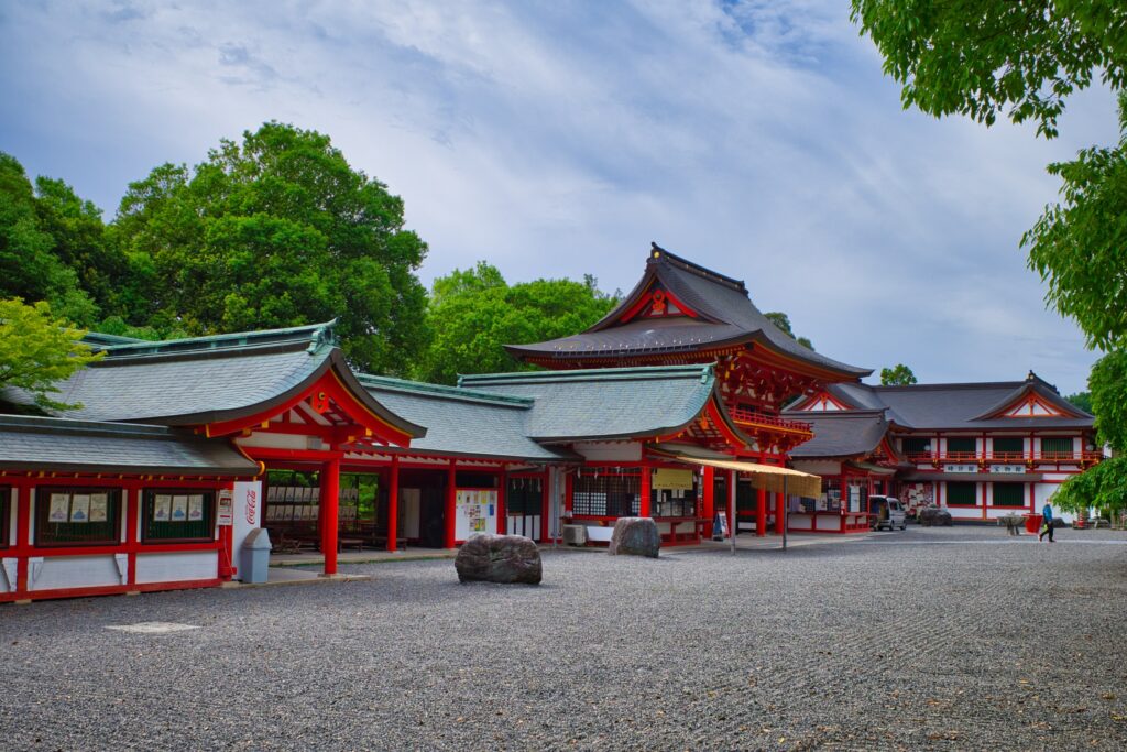 RICOH GRⅢ 早朝で少し曇り空、建物の全景でも一眼レフのような写り方 近江神宮 滋賀県大津市神宮町